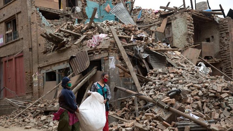 Des femmes évacuent le 28 avril 2015 près de Katmandou les débris de bâtiments effondrés lors du séisme qui a touché le Népal