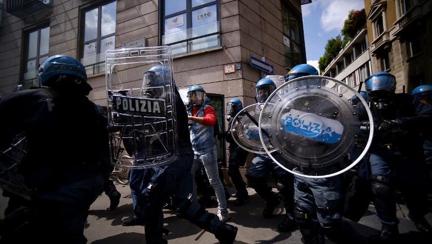 Des policiers protègent le siège de Manpower à Milan le 30 avril 2015