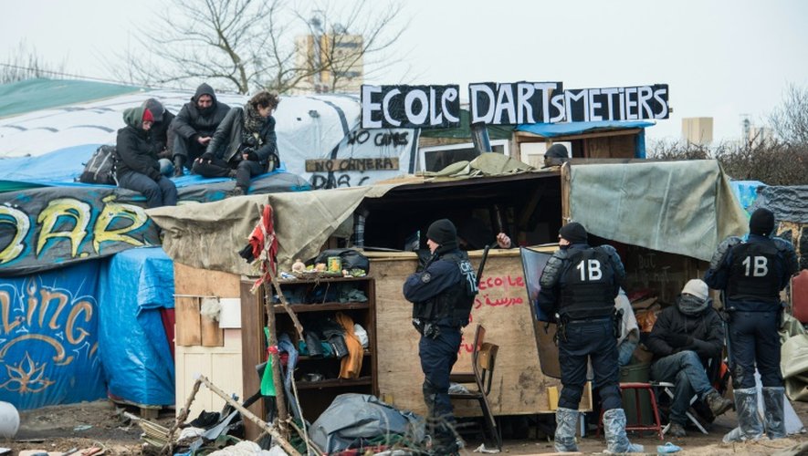 Des CRS lors des opérations de démantèlement de la zone sud de la "Jungle" de Calais, le 16 mars 2016