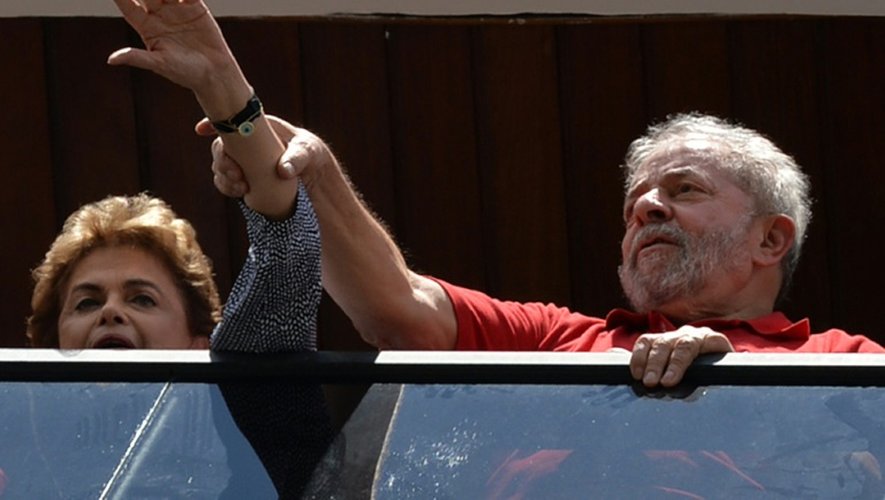L'ancien président brésilien Lula da Silva (d) et la présidente en exercice Dilma Rousseff saluent leurs partisans le 5 mars 2016 à Sao Paulo