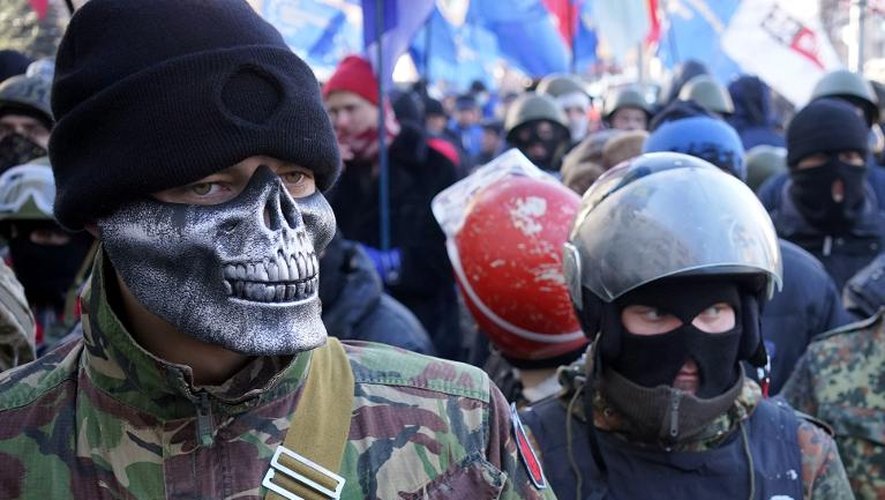 Des opposants au régime manifestent le visage masqué le 4 février 2014 à Kiev