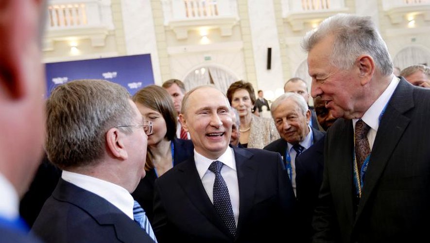 Poutine et les membres du CIO Thomas Bach (G) et Pal Schmitt (D) le 4 février 2014 à Sotchi