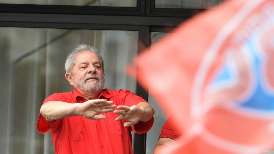 L'ex président brésilien Lula salue ses partisans du balcon de son appartement à Sao Bernardo do Campo (25 kms de Sao Paulo), le 13 mars 2016
