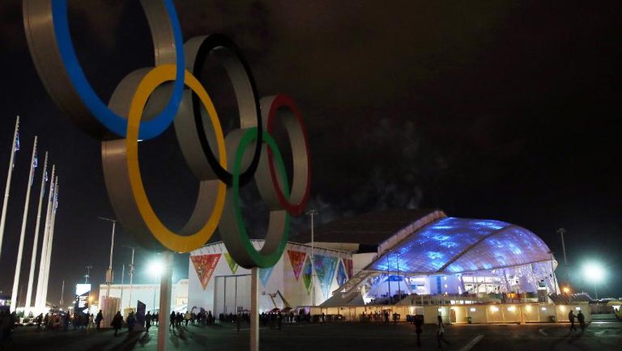 Les anneaux olympiques devant le stade le 4 février 2014 à Sotchi