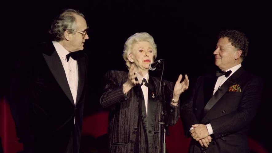 Patachou, chanteuse et comédienne de son vrai nom Henriette Ragon le 20 mars 1991 à Paris, avec le compositeur Michel Legrand (g) et le journaliste Philippe Bouvard