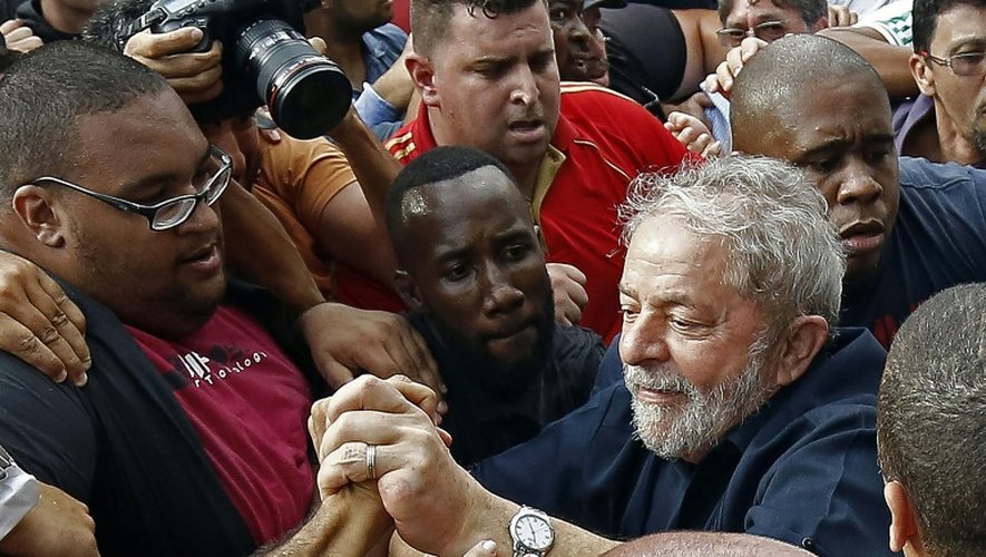 L'ancien président brésilien Lula da Silva salue ses partisans le 4 mars 2016 à Sao Paulo au Brésil