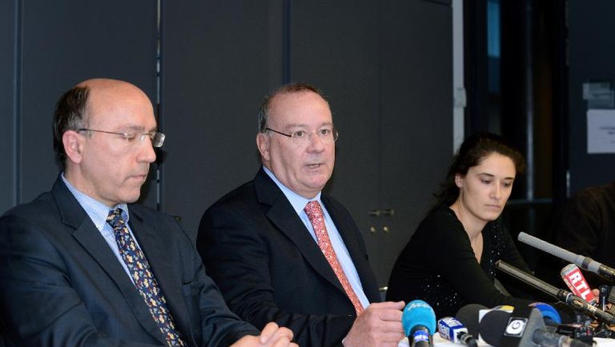 Le procureur Jean-Yves Coquillat(C) et le directeur de la sécurité publique Patrick Mairesse (G)  lors d'une conférence de presse le 4 février 2014 à Grenbole