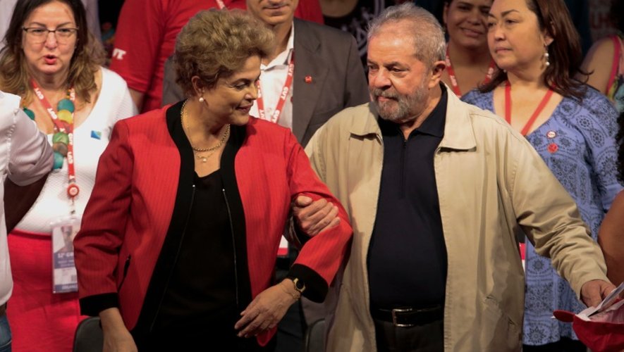 La présidente du Brésil Dilma Rousseff et l'ancien président  Luiz Inacio Lula Da Silva à Sao Paulo au Brésil, le 13 octobre 2015