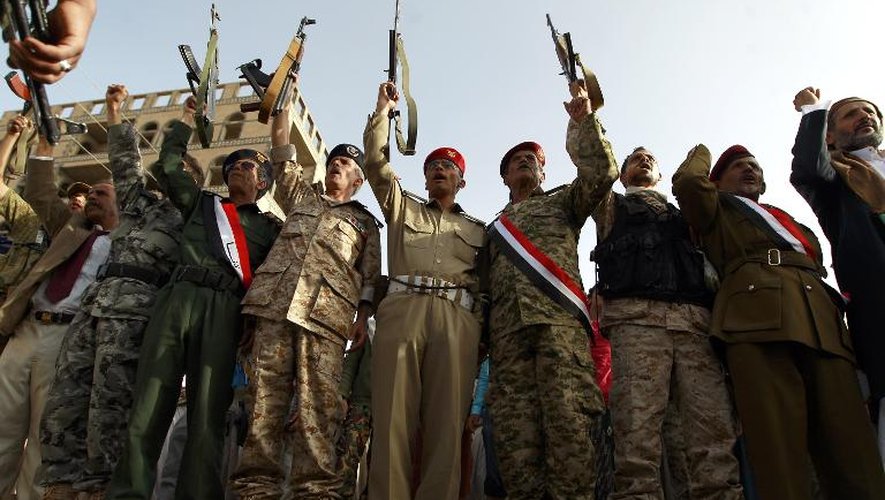 Des Yéménites partisans du mouvement Houthi manifestent le 27 avril 2015 à Sanaa contre les frappes menées par l'Arabie saoudite