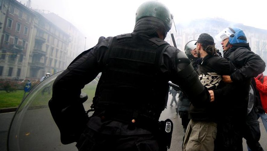 Arrestation d'un manifestant anti-Expo, le 1er mai 2015 à Milan, dans le nord de l'Italie