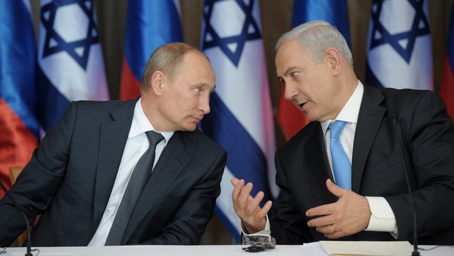 Le Premier ministre israélien Benjamin Netanyahu (d) et le président Vladimir Poutine le 25 juin 2012 à Jérusalem