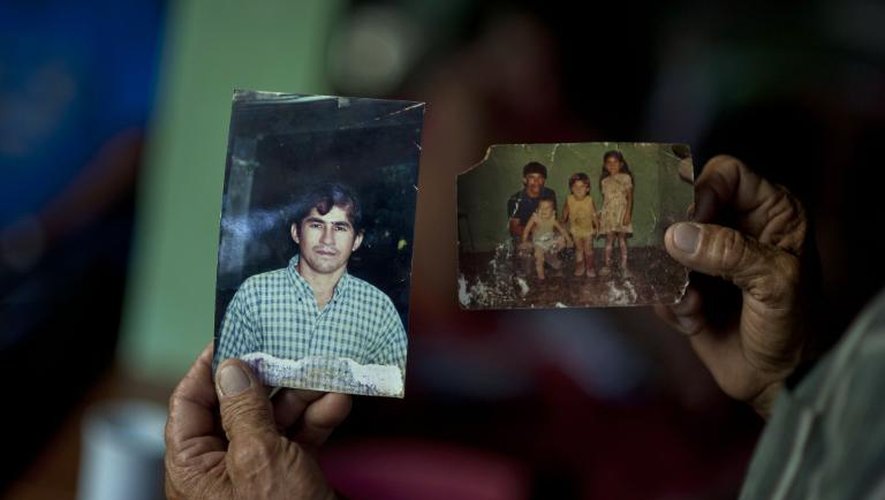 Jose Ricardo Orellana, le père du Salvadorien Jose Salvador Alvarenga, montre des photos de son fils, à Garita Palmera, au Salvador le 4 février 2014