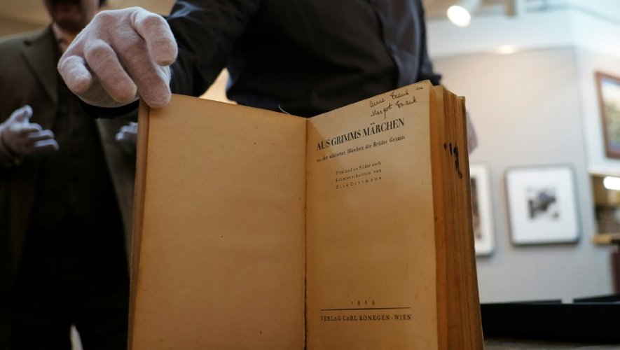 Une édition des contes de Grimm en allemand ayant appartenu à Anne Frank et à sa soeur Margot, à Swann Auction Galleries, à New York, le 16 mars 2016
