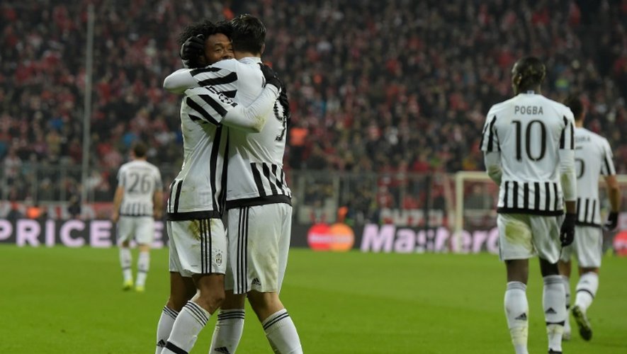 Les joueurs de la Juventus Juan Cuadrado (g) et Alvaro Morata se congratulent après leur but face au Bayern, le 16 mars 2016 à Munich