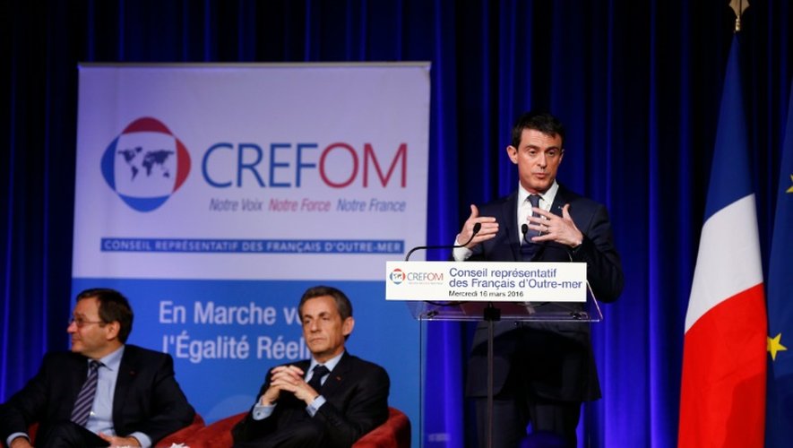 Le Premier ministre Manuel Valls lors du dîner annuel du Conseil représentatif des Français d'Outre-mer (Crefom), le 16 mars 2016