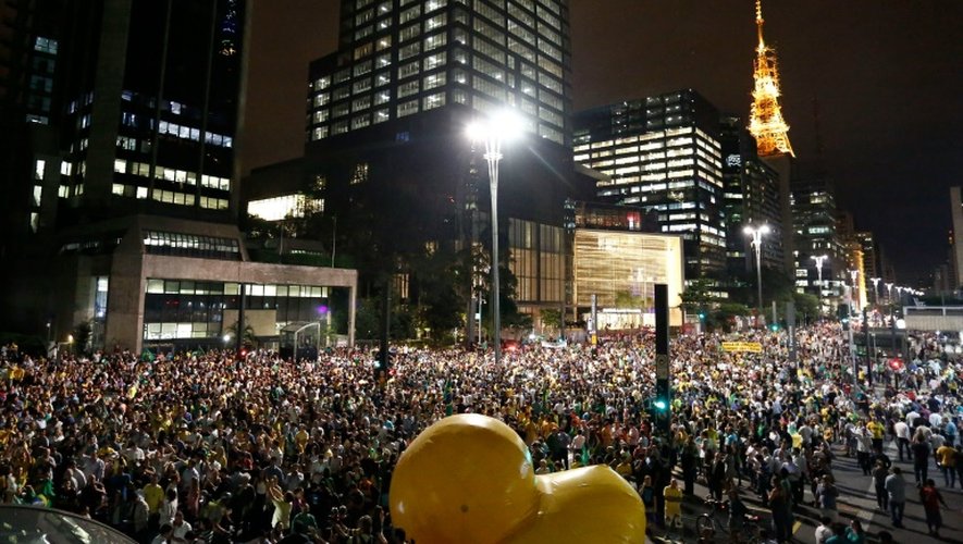 Des manifestants protestent contre la corruption sur l'avenue Paulista à Sao Paulo le 16 mars 2016