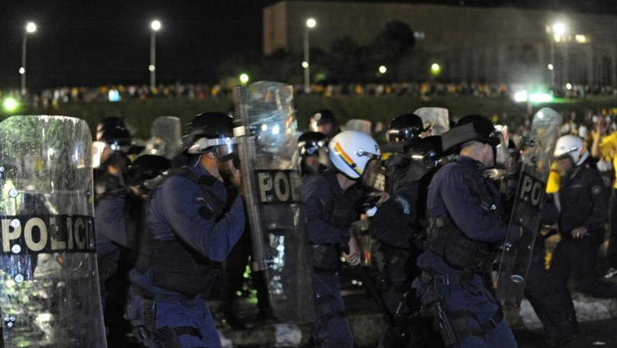 Des manifestants affontent la police anti-émeutes à Brasilia le 16 mars 2016