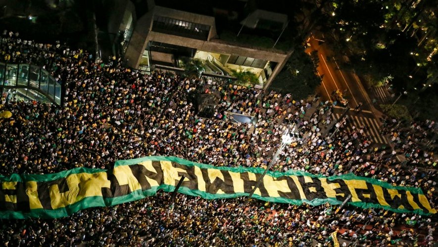 La foule manifeste pour la destitution de la présidente Dilma Roussef le 16 mars 2016 à Sau Paulo.