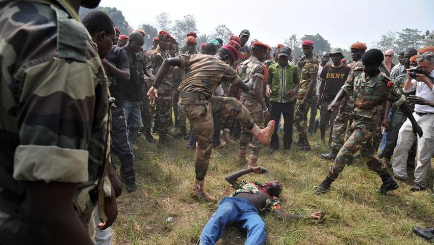 Des soldats lynchent un ex-rebelle présumé à la fin d'une cérémonie officielle, à Bangui le 5 février 2014