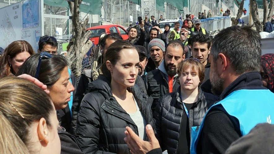 L'actrice américaine et ambassadrice de bonne volonté de l'Onu Angelina Jolie (c) visite le camp de réfugiés de Moria sur l'île de Lesbos, le 17 mars 2016