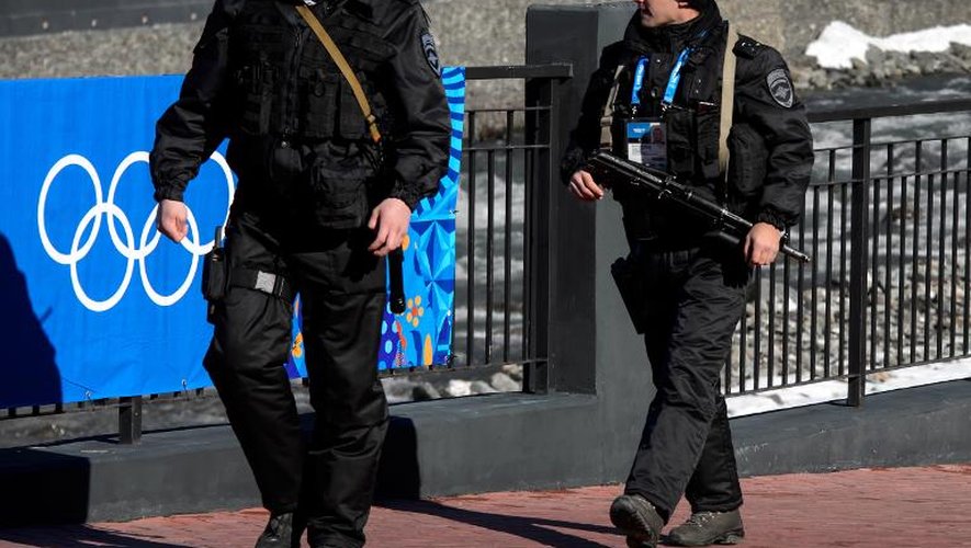 La police patrouille au centre alpin Rosa Khutor, à Sochi le 2 février 2014