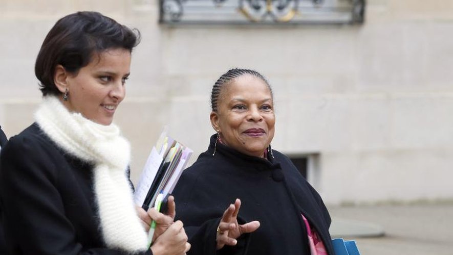 Najat Vallaud-Belkacem  et Christiane Taubira à la sortie du Conseil des ministres le 5 février 2012 à Paris