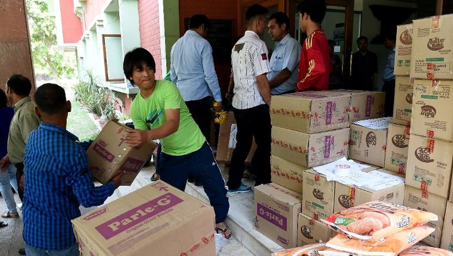 Des volontaires préparent des cartons d'aide le 1er mai 2015 à l'ambassade du Népal à New Delhi