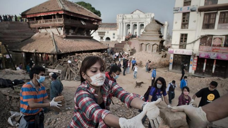 Des Népalais nettoient les décombres dans les rues de Katmandou, sur la place Basantapur Durbar, le 1er mai 2015