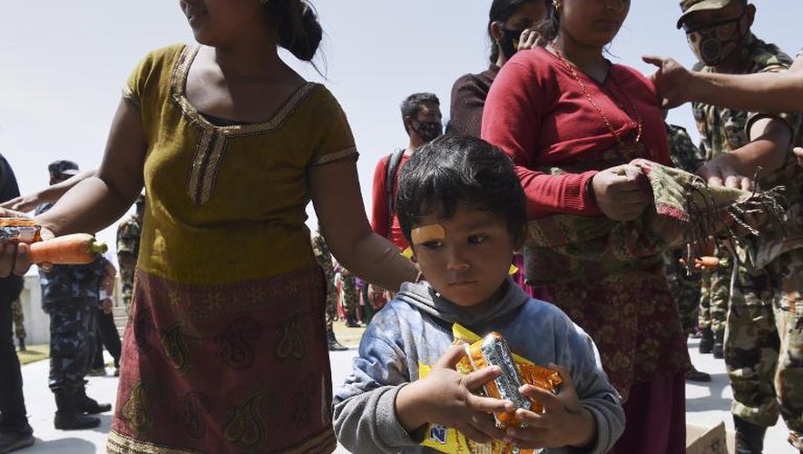 Distribution de nourriture à des habitants le 1er mai 2015 à Katmandou
