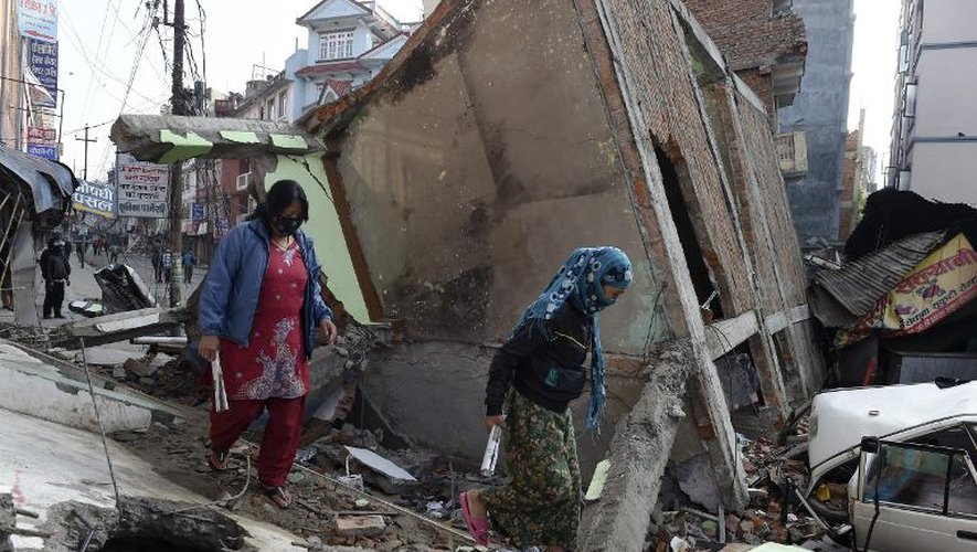 Des femmes au milieu de maisons effondrées le 1er mai 2015 à Katmandou