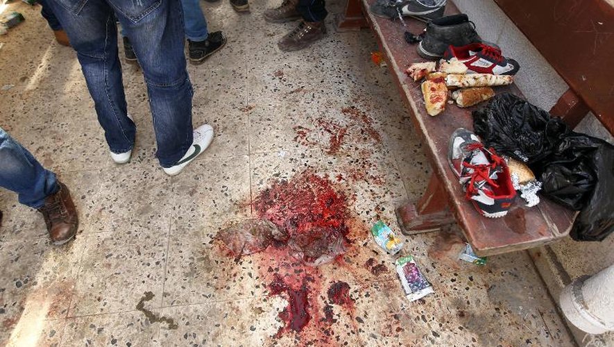 Des traces de sang après le jet d'un engin explosif dans une école privée à Benghazi, dans l'est de la Libye, le 5 février 2014