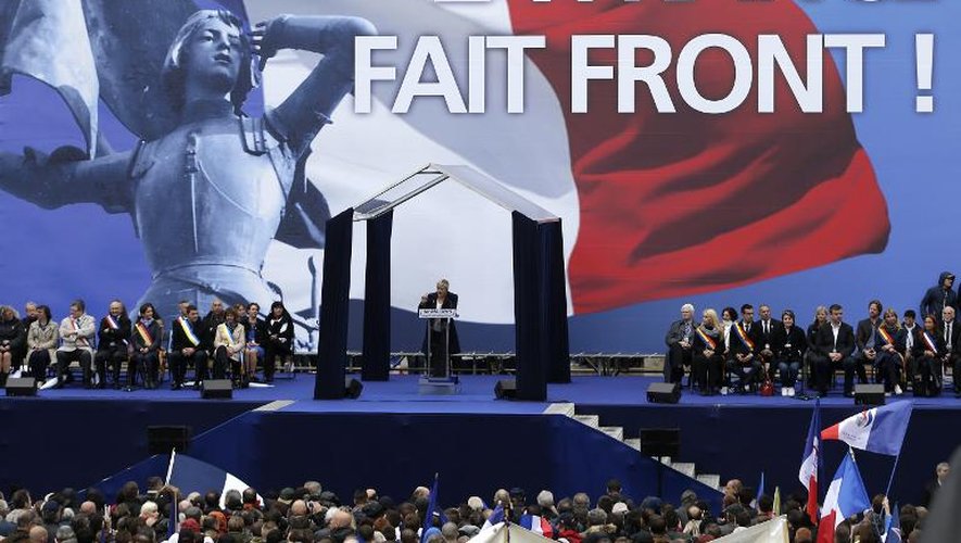 Marine Le Pen s'adresse aux sympathisants du FN le 1er mai 2015 place de l'Opéra à Paris