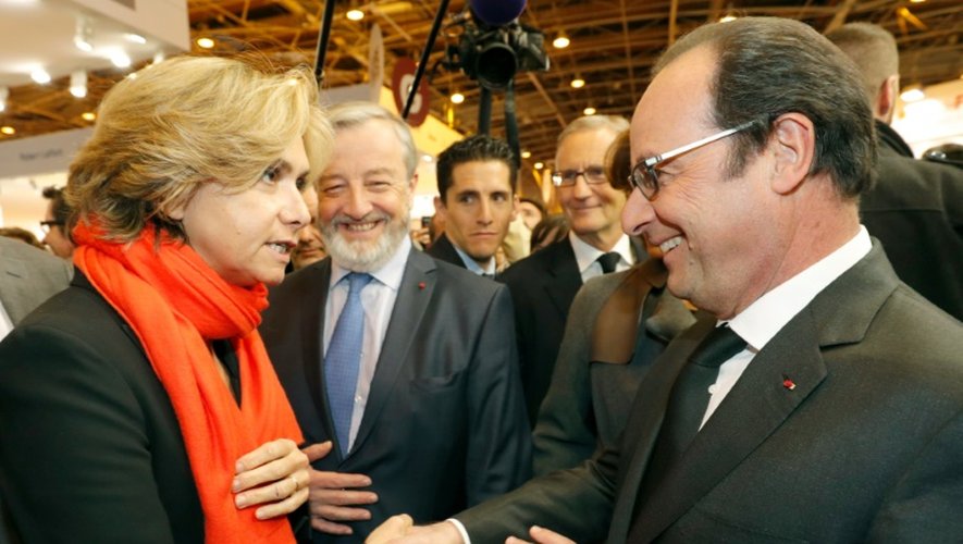 Le président François Hollande parle à la présidente de la région Ile-de-France Valérie Pécresse au salon Livre Paris le 16 mars 2016