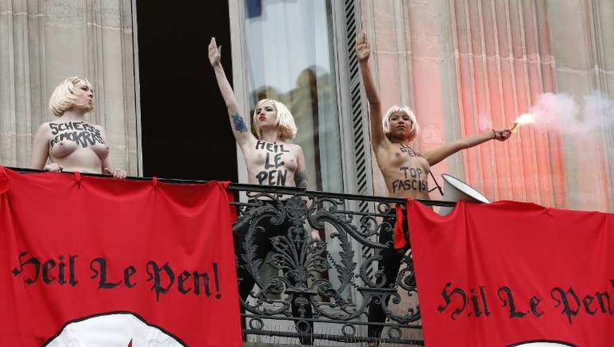 Trois Femen ont perturbé le 1er mai 2015 la manifestation du FN en se montrant seins nus sur un balcon donnant sur la Place de l'Opéra à Paris, où elles ont déployé des banderoles portant l'inscription "Heil Le Pen" et ont fait le salut nazi