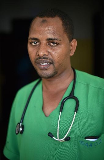 Yusuf Cheikh Abdi nutritionniste somalien, dans un centre de soins à Mogadiscio, le 25 mars 2015