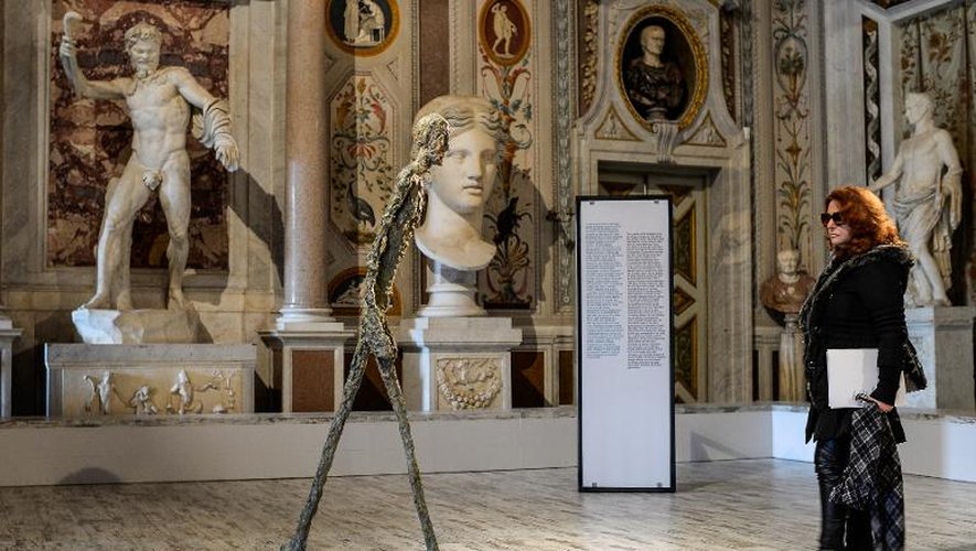 La statue "Walking man 1" du maître de la sculpture moderne, le Suisse Alberto Giacometti, exposée dansz l'écrin unique et baroque de la Galerie Borghese à Rome