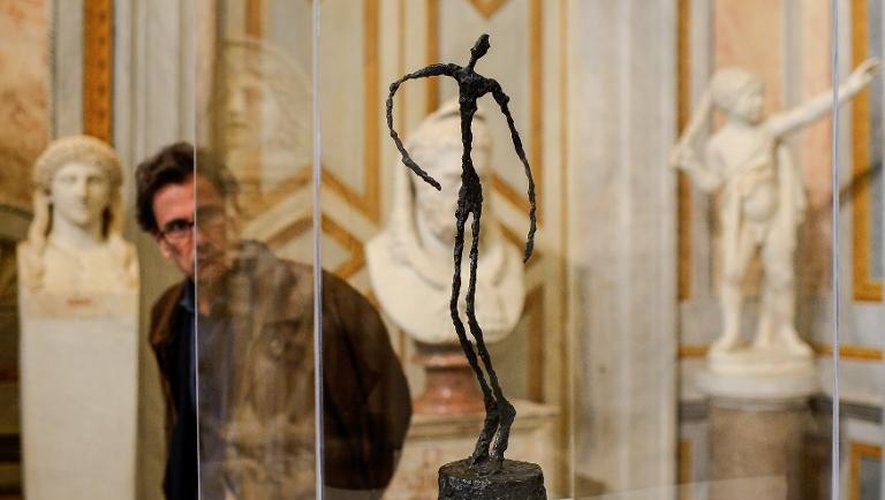 Un visiteur devant la statue "the falling man" par Alberto Giacometti à la galerie Borghese du 5 février au 25 mai 2014