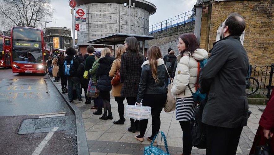Des voyageurs font la queue pour prendre le bus à la station Waterloo à Londres, le 5 février 2014