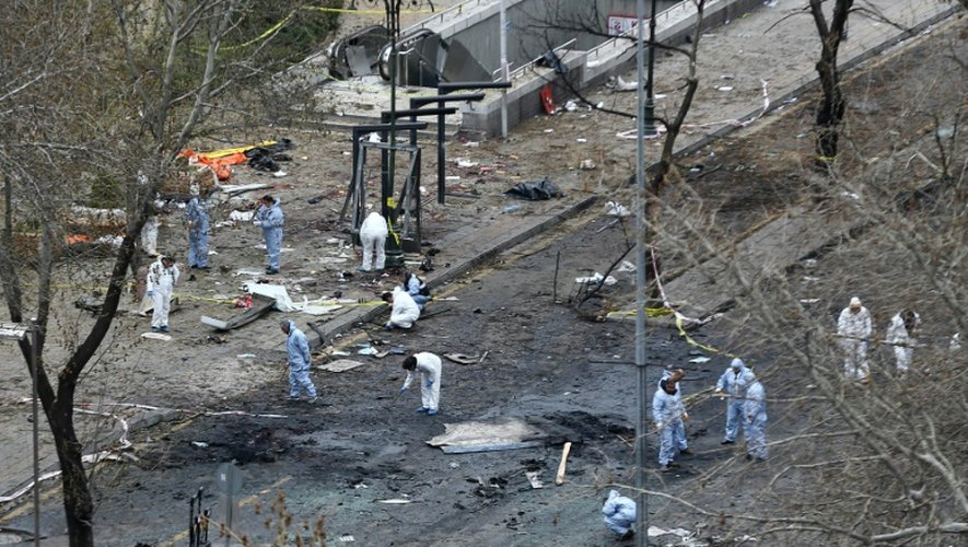 Des experts scientifiques enquêtent le 14 mars 2016 au lendemain de l'explosion d'une voiture piégée qui a fait au moins 35 morts à Ankara, en Turquie