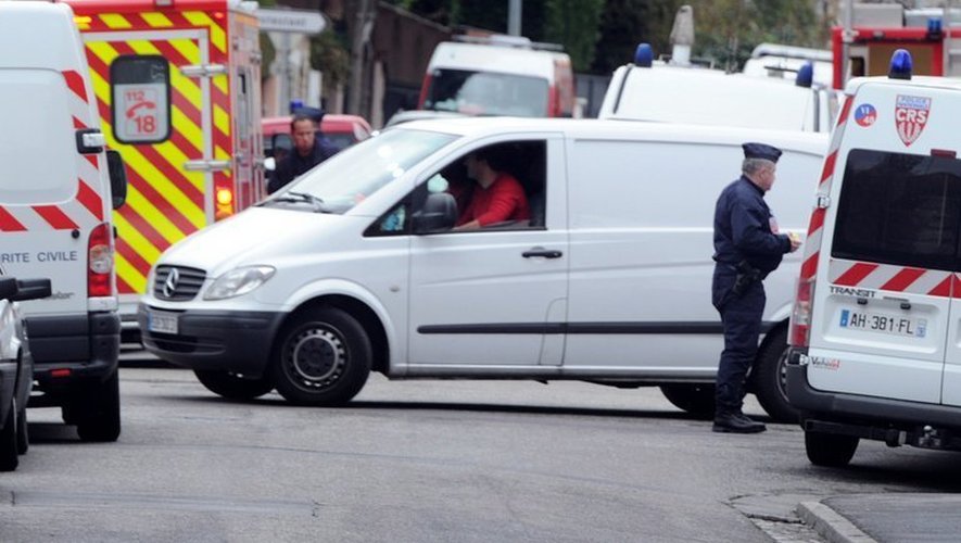 Des véhicules de secours et de police près du domicile de Mohamed Merah à Toulouse, le 22 mars 2012.
