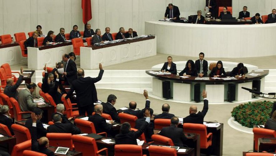 Les députés turcs entament l'examen en séance plénière d'une série d'amendements très controversés renforçant le contrôle administratif d'internet à Ankara le 5 février 2014