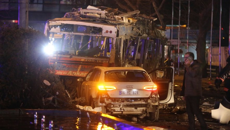 Les carcasses d'une voiture et d'un bus sur le site de l'attentat à la voiture piégée qui a fait au moins 35 morts et plus de 120 blessés à Ankara, le 13 mars 2016
