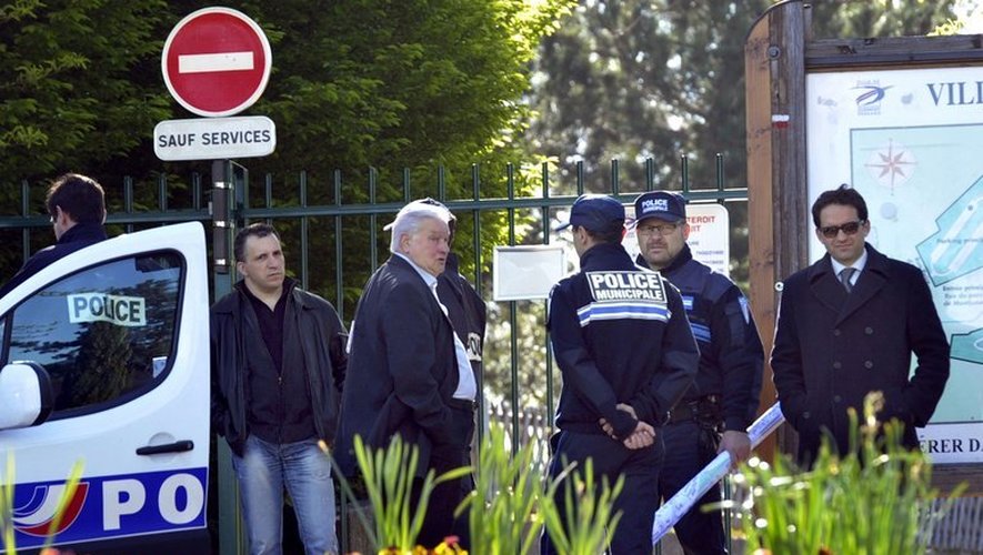 Le maire de Clermont-Ferrand (c) parle à la police le 13 mai 2013