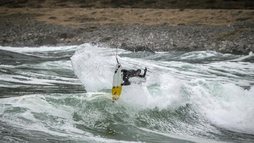 Micah Lester surfer professionnel australien évolue sur la plage d'Unstad dans l'archipel norvégien des Lofoten, le 19 avril 2015