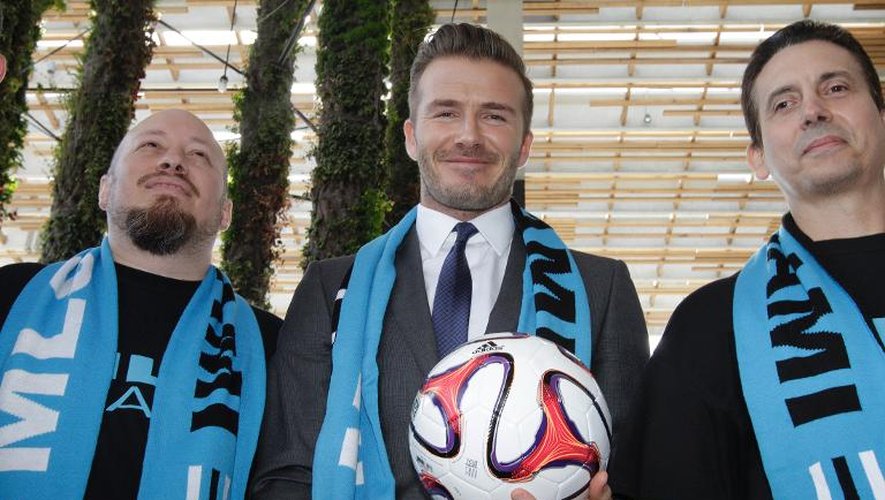 David Beckham pose avec des fans après sa conférence de presse, le 5 février 2014 à Miami