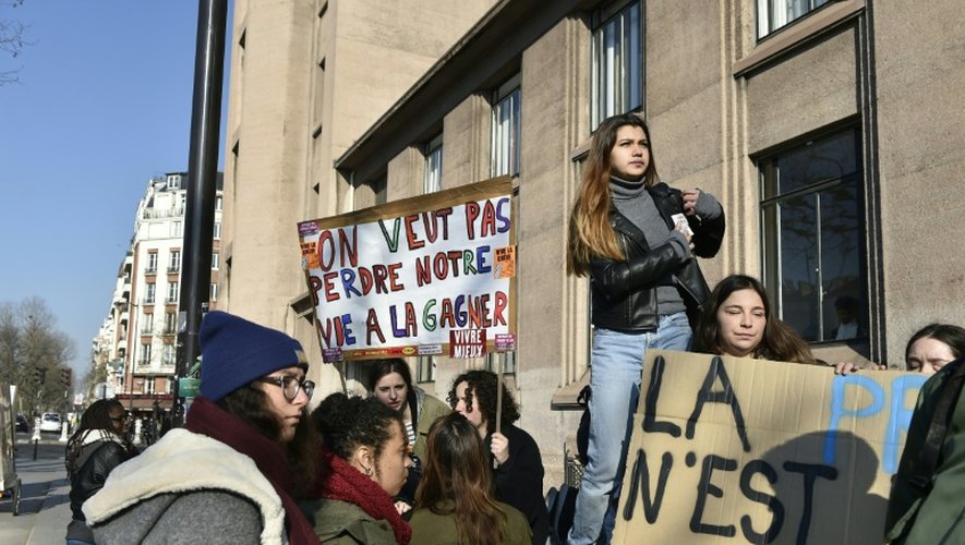 Des lycéens préparent la manifestation et bloquent l'entrée du lycée Hélène Boucher à Paris le 17 mars 2016