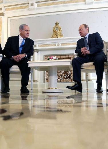 Le président russe Vladimir Poutine (d) et le Premier ministre israélien Benjamin Netanyahu, le 14 mai 2013 à Sotchi