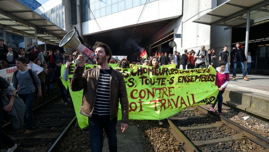 Des étudiants envahissent la gare de Rennes lors de la manifestation contre le projet de loi travail le 17 mars 2016