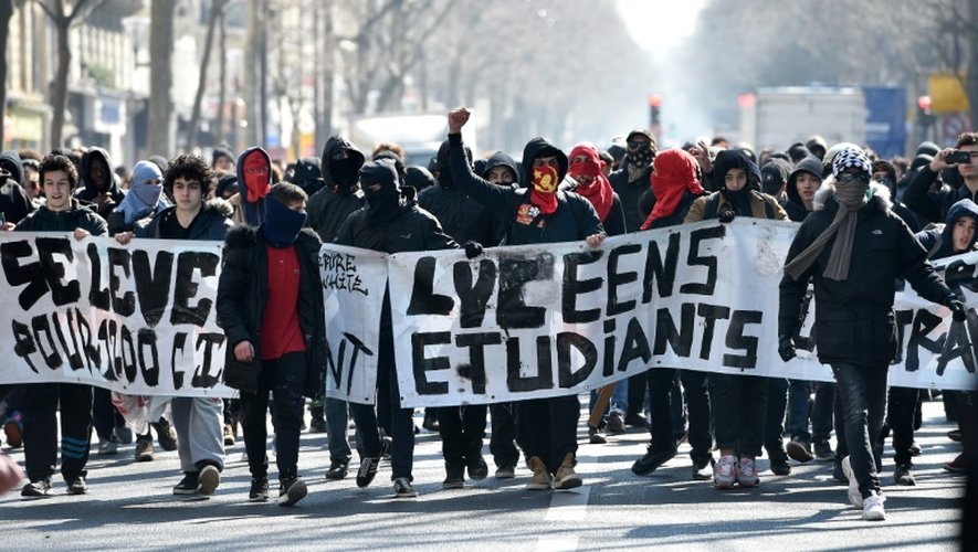Des lycéens manifestent à Paris contre le projet de loi travail le 17 mars 2016