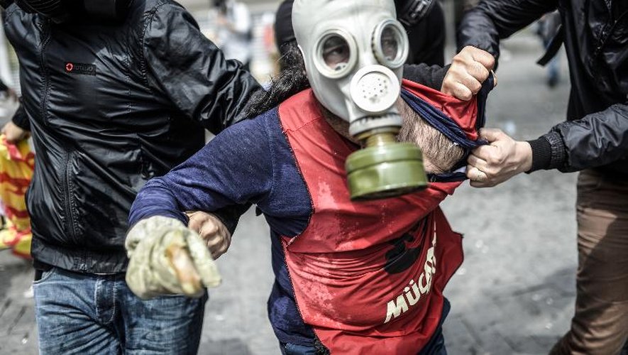 Un manifestant portant un masque à gaz est arrêté par la police sur la place Taksim à Istanbul le 1er mai 2015